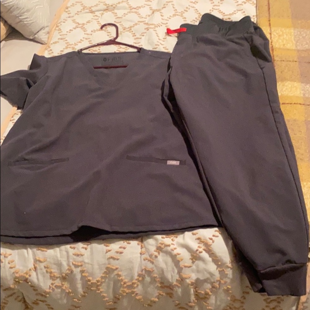 Figs Charcoal grey scrub set